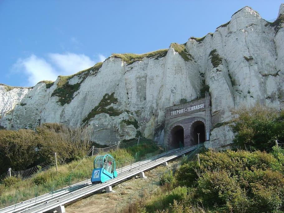 או Idealement Situe "Le Studio" Les Locations Isahora Sont Aussi A 2 Pas Du Chateau D'Eu, Des Falaises Du Treport, De Mers Les Bains Et Aux Portes De La Baie De Somme מראה חיצוני תמונה