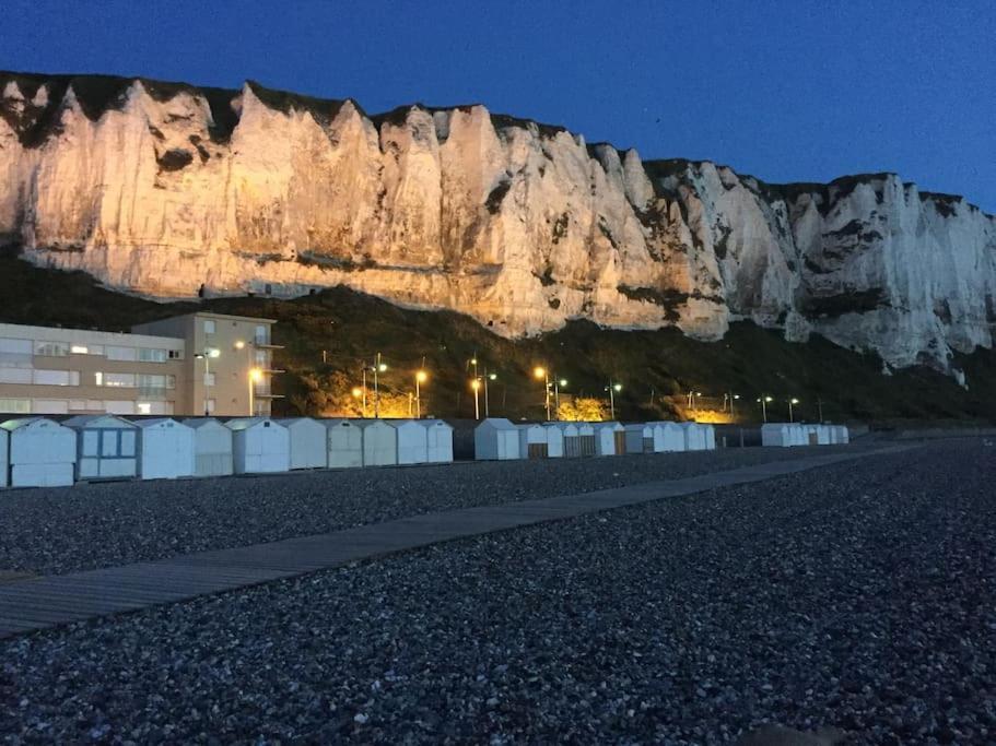 או Idealement Situe "Le Studio" Les Locations Isahora Sont Aussi A 2 Pas Du Chateau D'Eu, Des Falaises Du Treport, De Mers Les Bains Et Aux Portes De La Baie De Somme מראה חיצוני תמונה