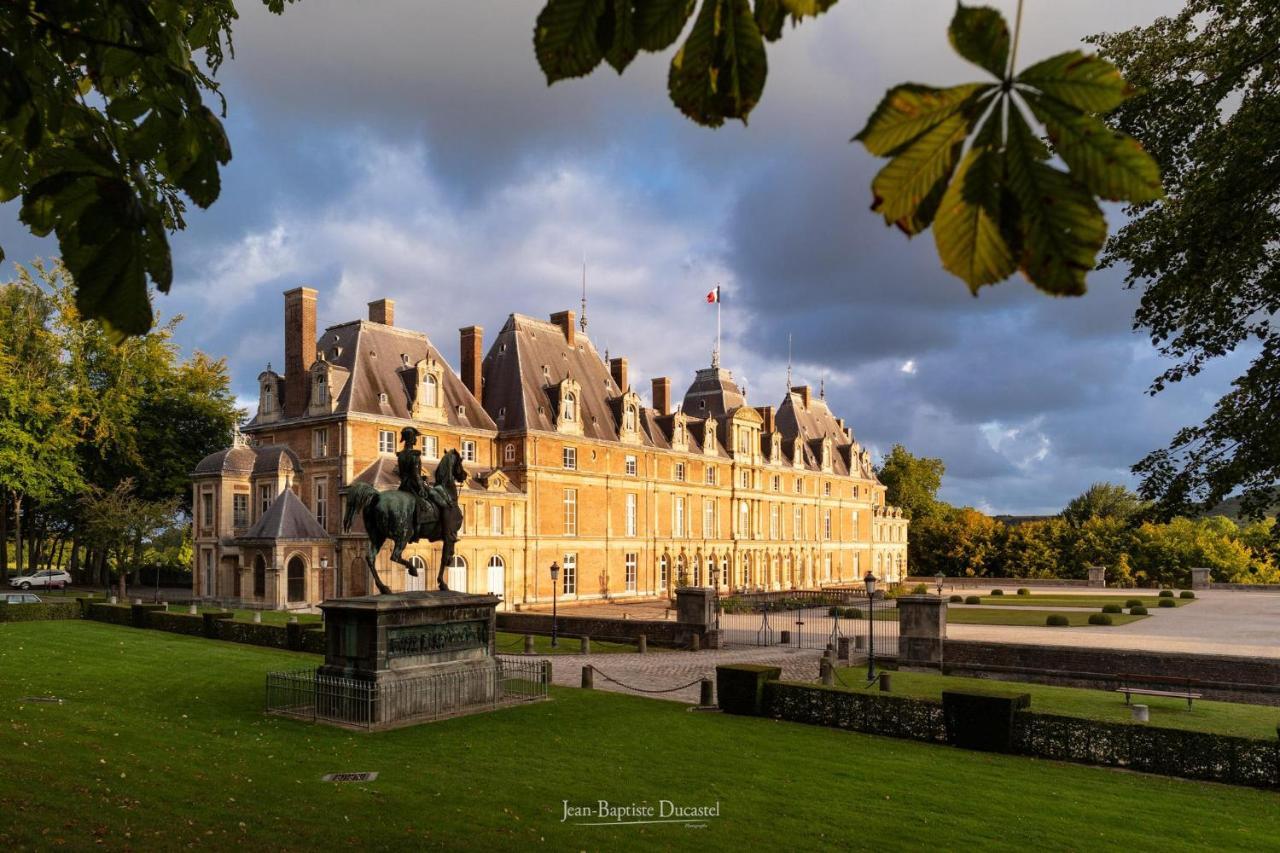 או Idealement Situe "Le Studio" Les Locations Isahora Sont Aussi A 2 Pas Du Chateau D'Eu, Des Falaises Du Treport, De Mers Les Bains Et Aux Portes De La Baie De Somme מראה חיצוני תמונה